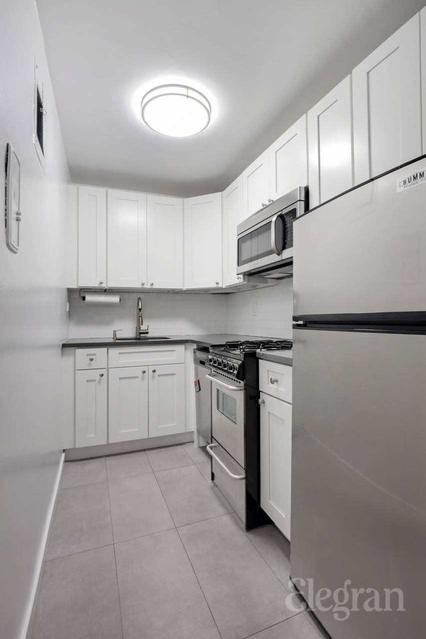It is cheaper to own than to rent with the incredibly low monthly maintenance at this stunning studio !