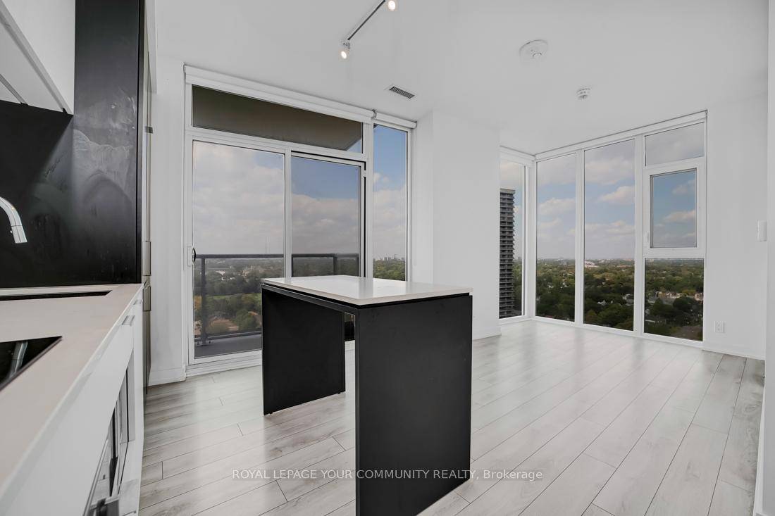 Bright luxury condo in midtown Yonge amp ; Eglinton.