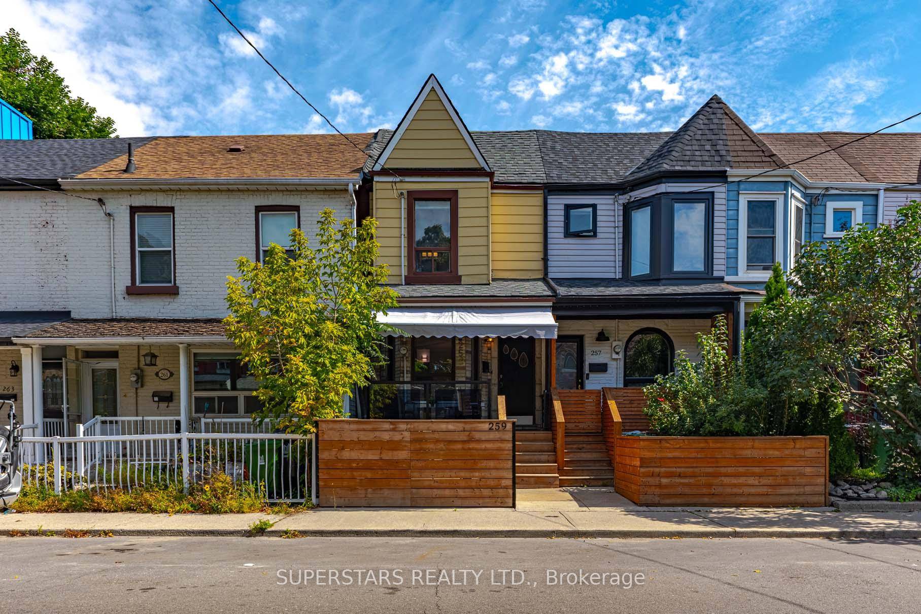 Welcome to 259 Claremont Street, a beautifully renovated Freehold townhouse in the heart of Trinity Bellwoods and Little Italy !