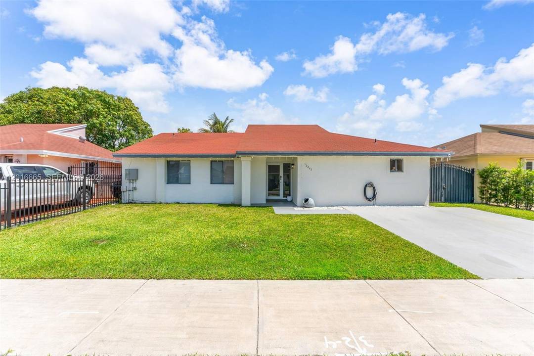 Beautiful 3 bedroom, 2 bath single family home located in a growing South Miami Dade neighborhood !