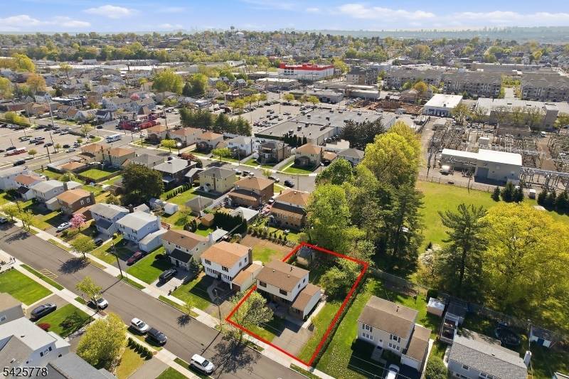 GREAT LOCATION ! Just a quick convenient commute to NYC and minutes to the train station, MetLife Stadium the American Dream Mall.