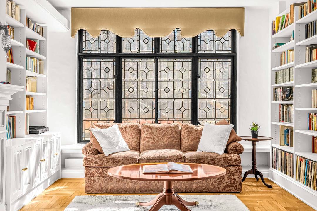 With Central Park and Lincoln Center at your fingertips, 40 West 67th Street sits on one of the Upper West Side's most coveted historic blocks.