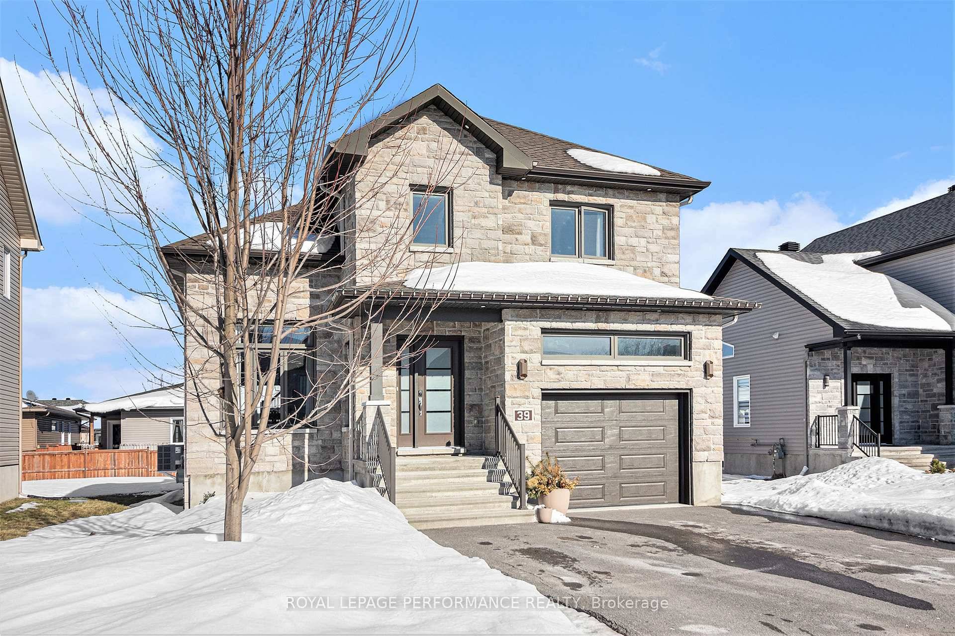 Welcome to 39 Brisson Street, located in the charming town of Crysler !