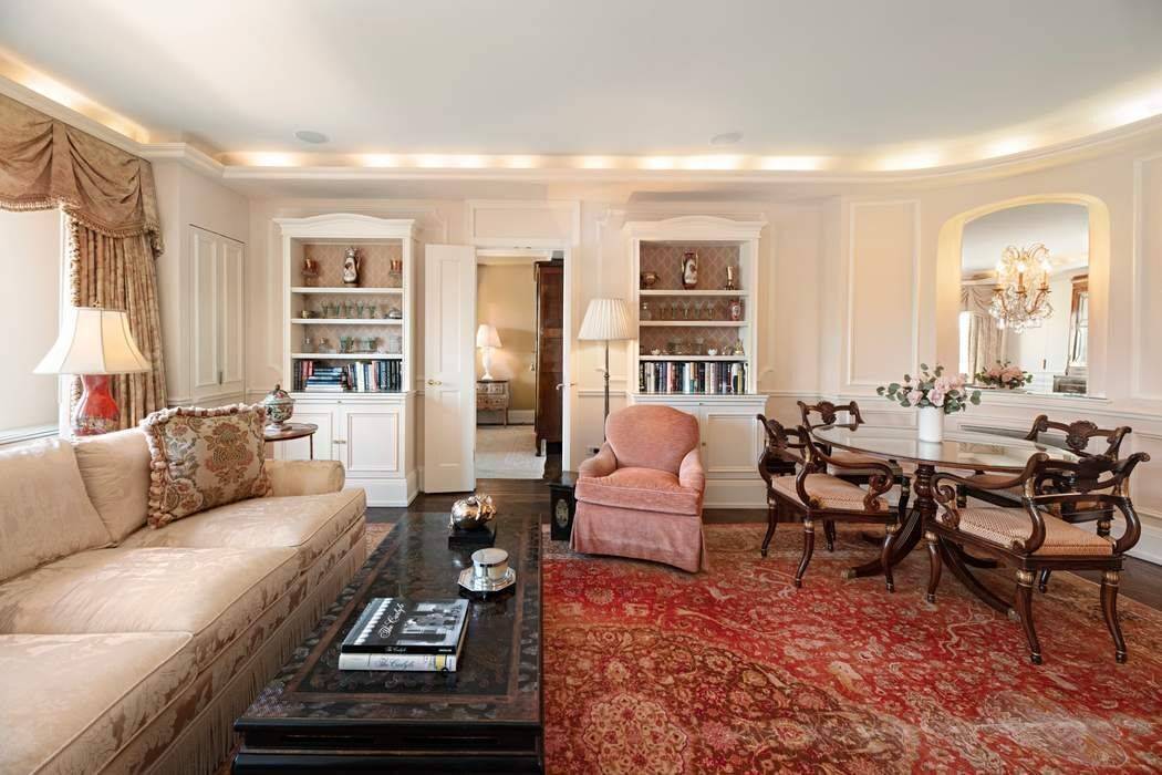 This ideal pied a terre residence is defined by its open views of Central Park and the glittering Manhattan skyline.