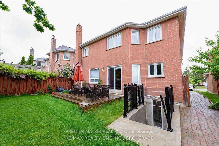 Legal Basement Apartment With Separate Entrance, In Heart Of East Credit Near To Shopping Mall, Groceries Shop, School, Park amp ; Many More.