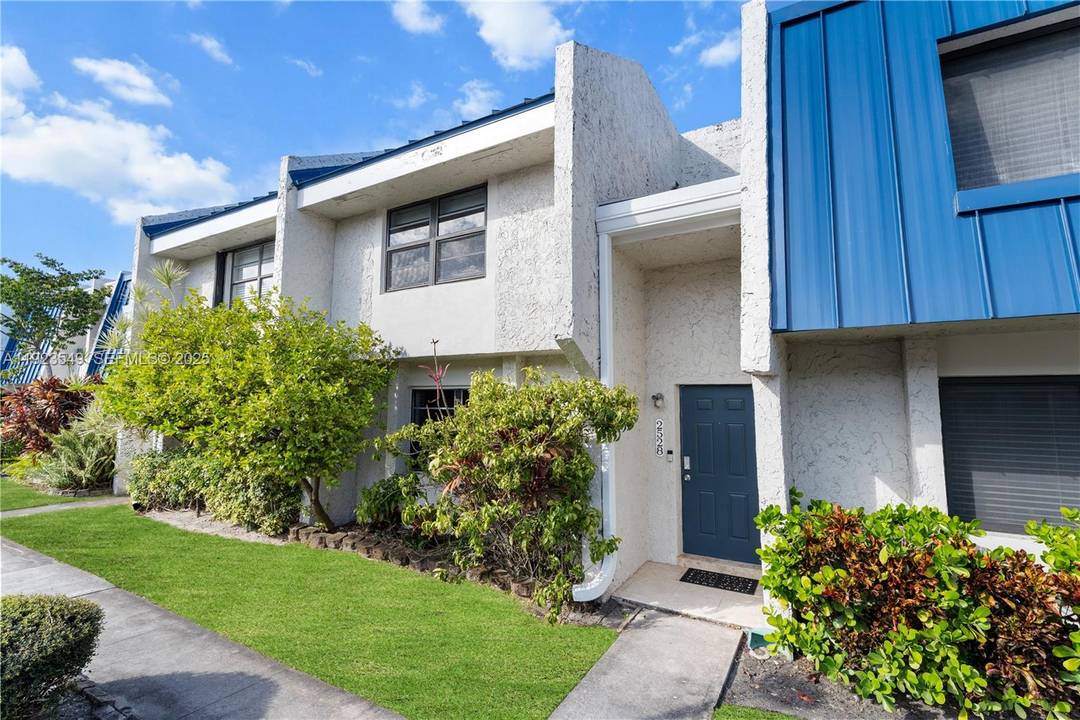 Fully remodeled townhome in Villas of Sheridan in Hollywood offering 2 bedrooms 1 den easily convertible to a 3rd bedroom, 2.