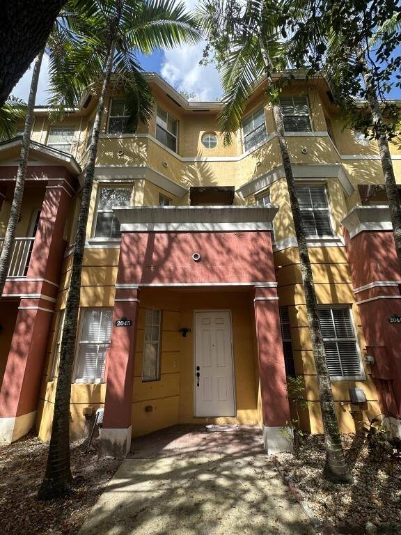 Charming townhome that could be used as your primary resident or an excellent investment opportunity !