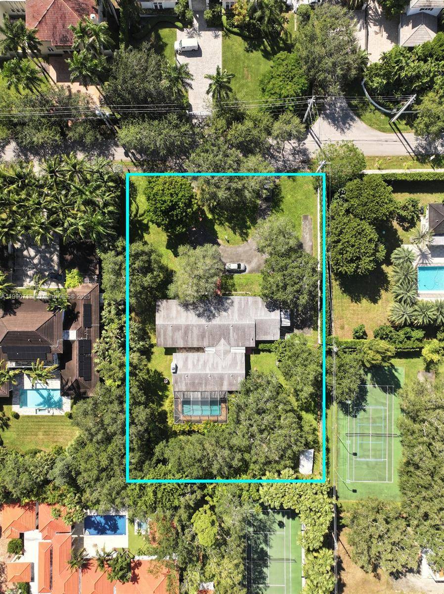 Luxury home redevelopment opportunity large lot !