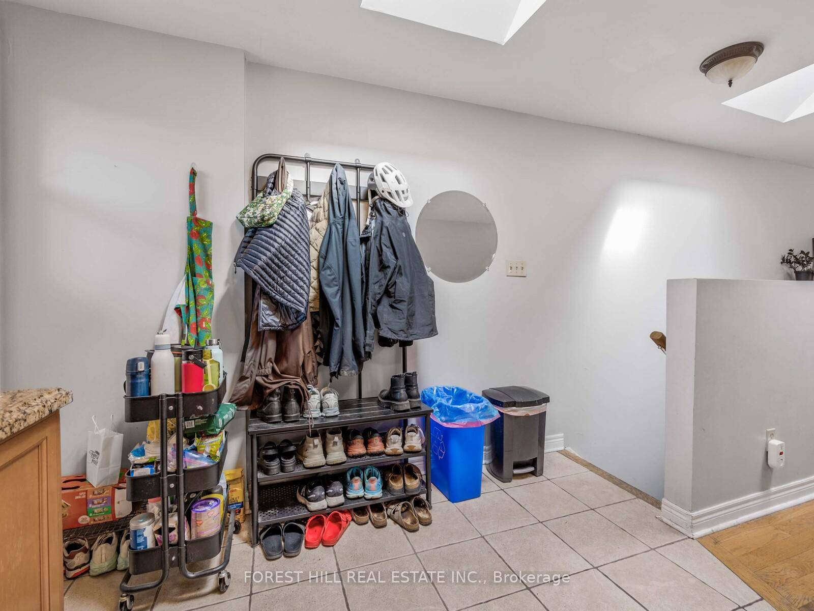 Beautiful 2 bedroom 1 bath apartment in prime, prime Mirvish Village Location.