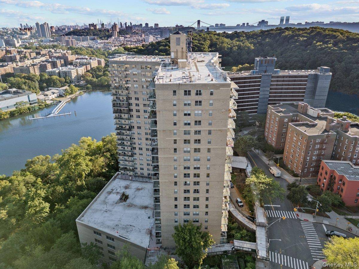 Welcome to The Winston Churchill, 2500 Johnson Avenue, Apt.