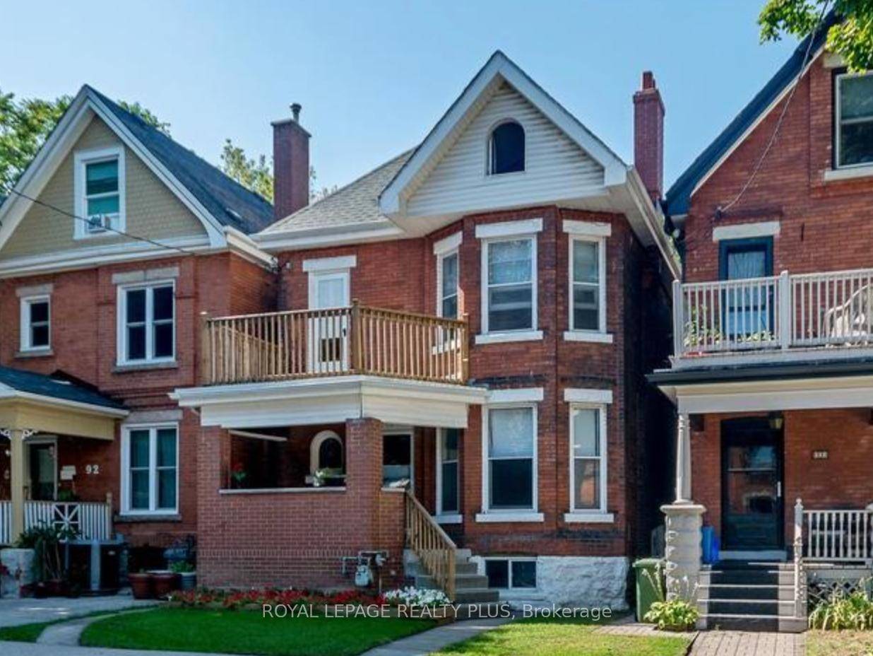 Welcome to this inviting 1 bedroom, 1 bathroom lower level apartment in the heart of Hamilton's Stinson neighbourhood.