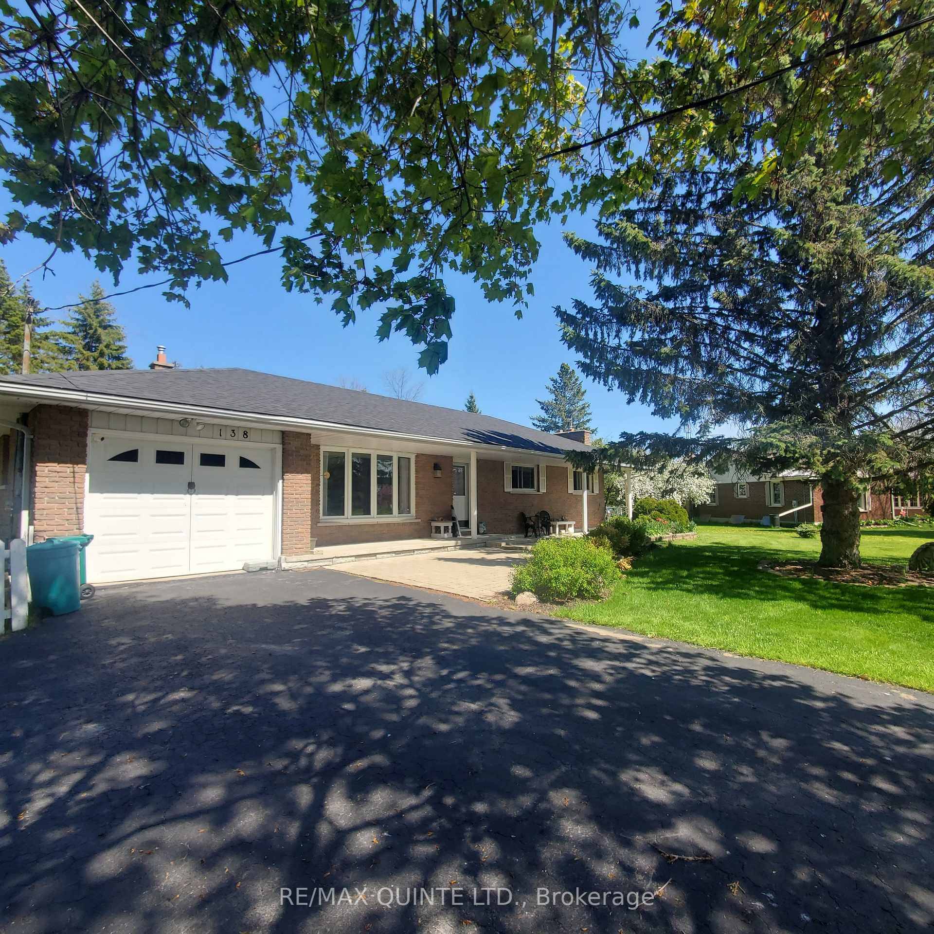 Stylish and well maintained 3 bedroom brick bungalow in a desirable, mature neighbourhood.