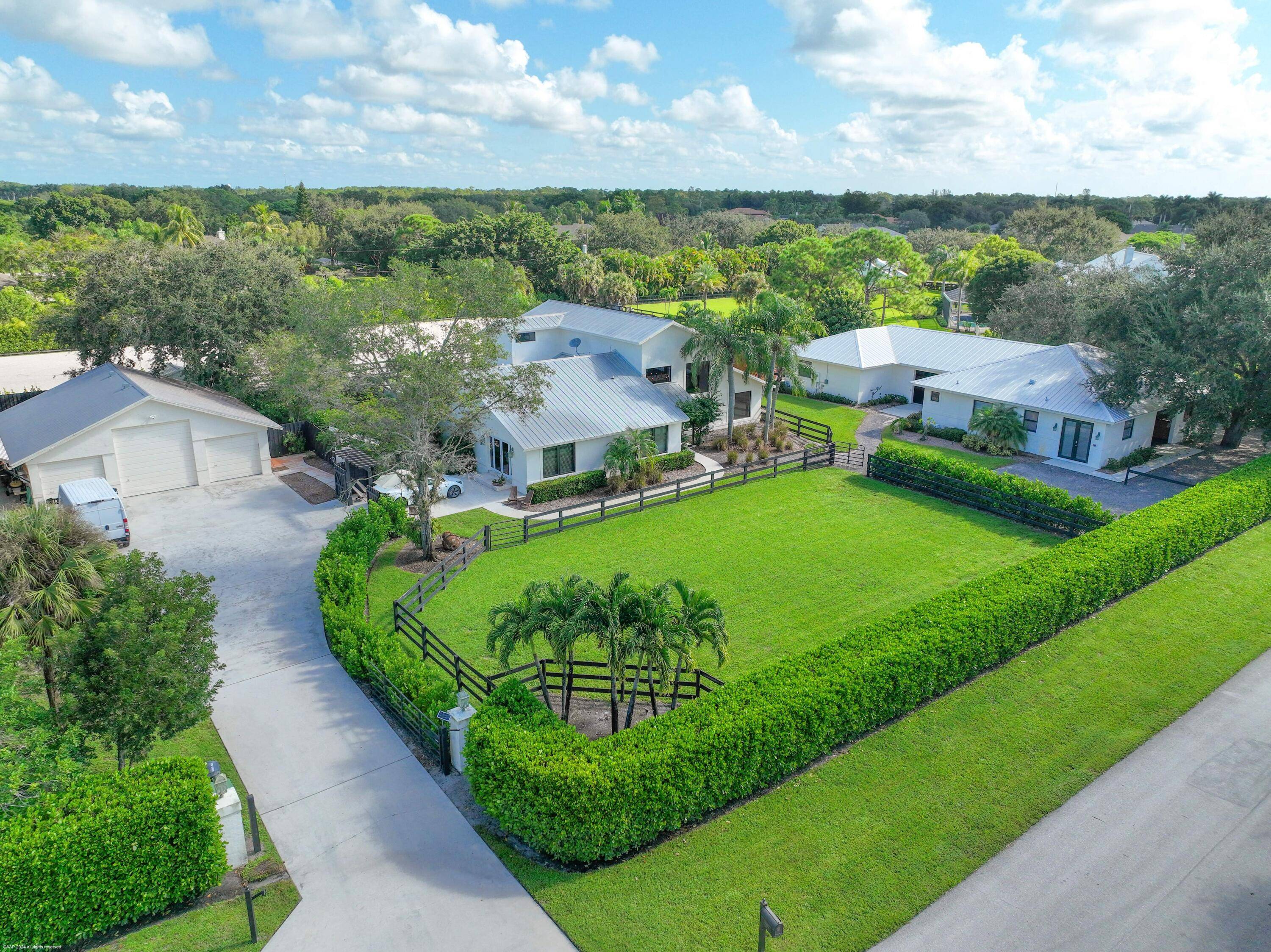 Inviting equestrian property with everything you need to to enjoy the Wellington equestrian lifestyle !