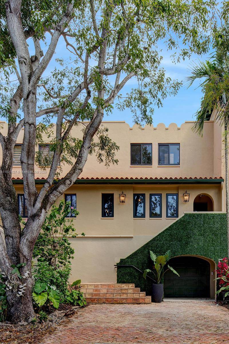 Nestled within the exclusive island community of Royal Harbour Yacht Club a community of just 107 residences this property embodies tropical elegance amp ; the pinnacle of waterfront luxury.