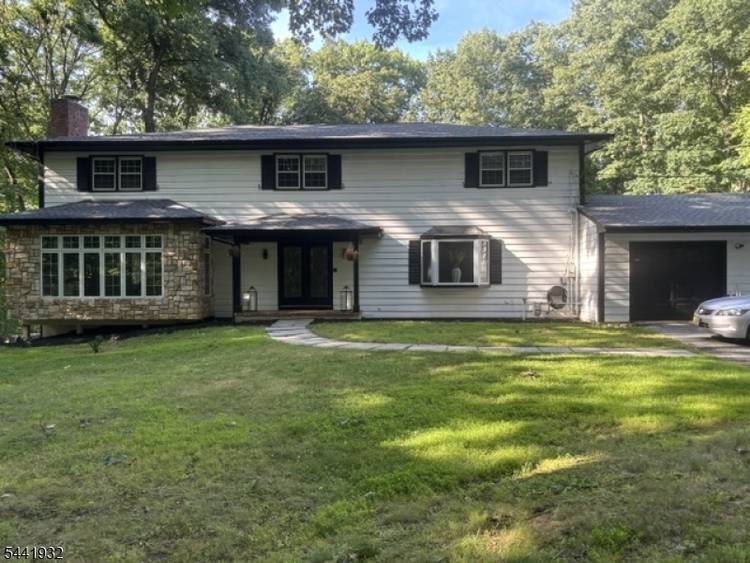 Welcome to this stunning, spacious retreat offering 6 bedrooms and 3.