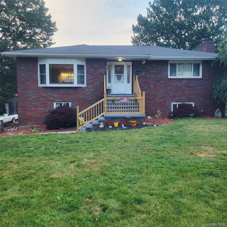 4 Bedroom, 2 full bathroom home for rent in Warwick NY.