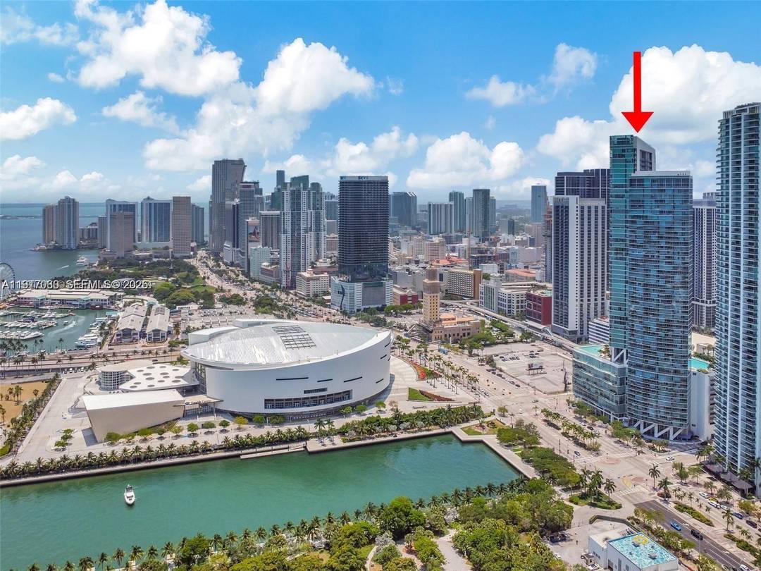 Stunning 2 bedroom, 2 bath residence in the heart of Downtown Miami This sun filled unit offers sweeping south east facing views of Biscayne Bay and the Miami skyline, delivering ...