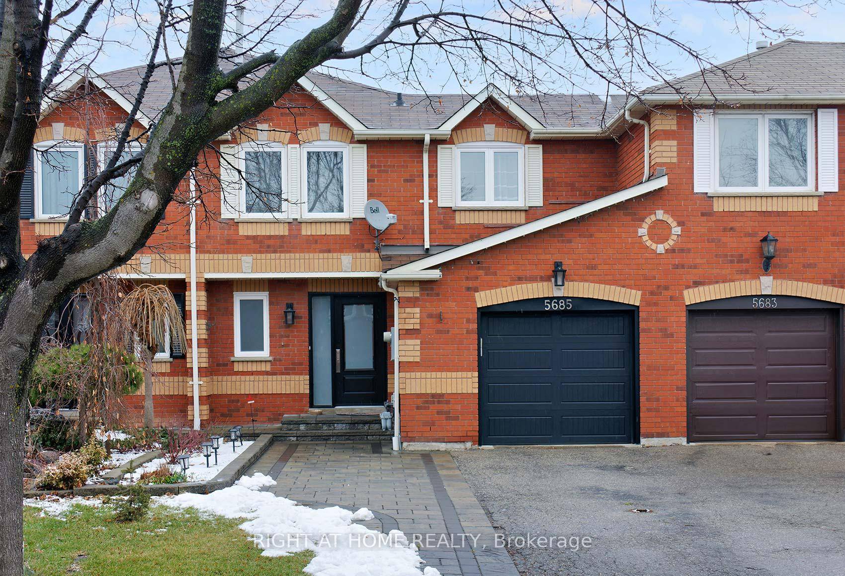 Entire townhouse, renovated 3 bedroom 4 washrooms.
