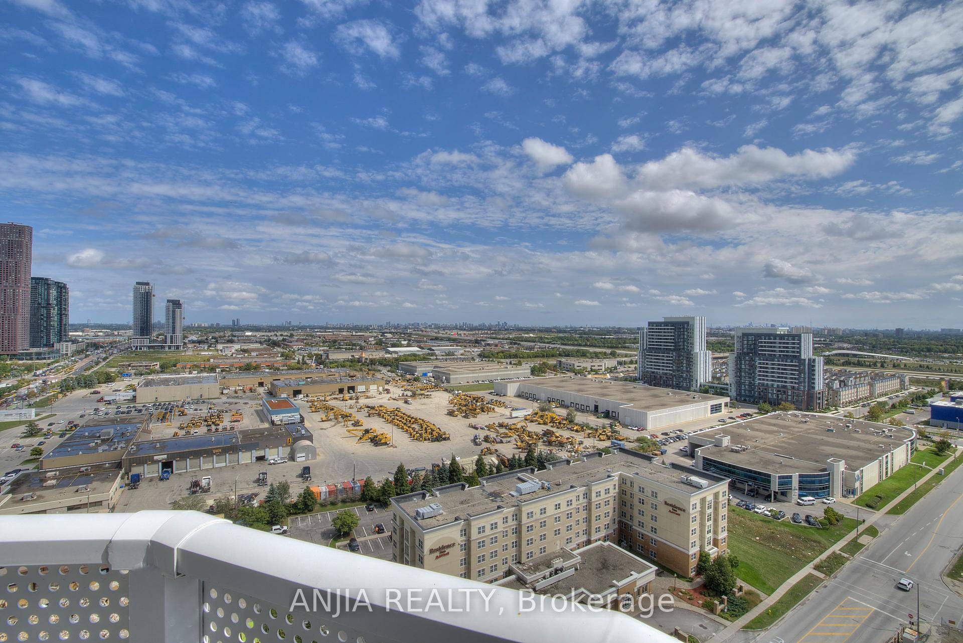 Offering 752 sqft., this 2 bedroom, 2 bathroom corner suite is bright and airy, featuring floor to ceiling windows that fill the space with natural light.