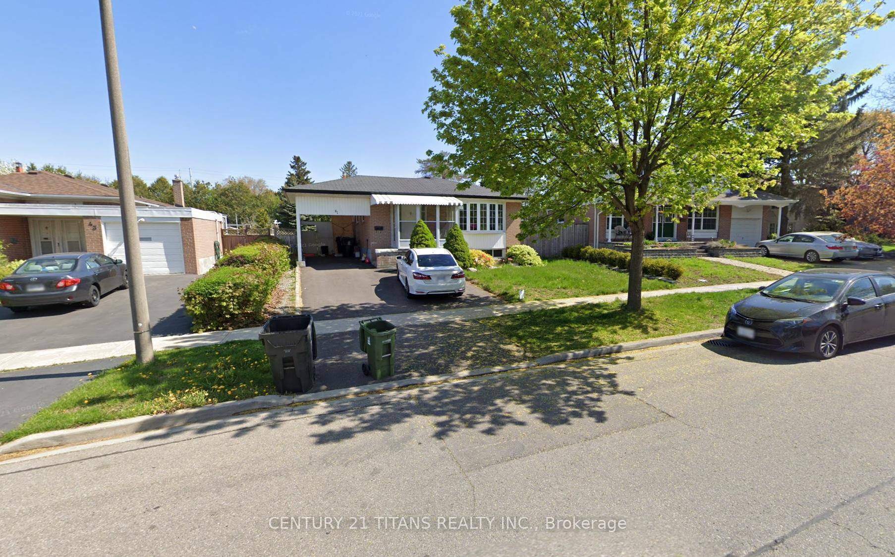 Welcome to this charming 3 bedroom bungalow nestled in the heart of the desirable Seven Oaks community.