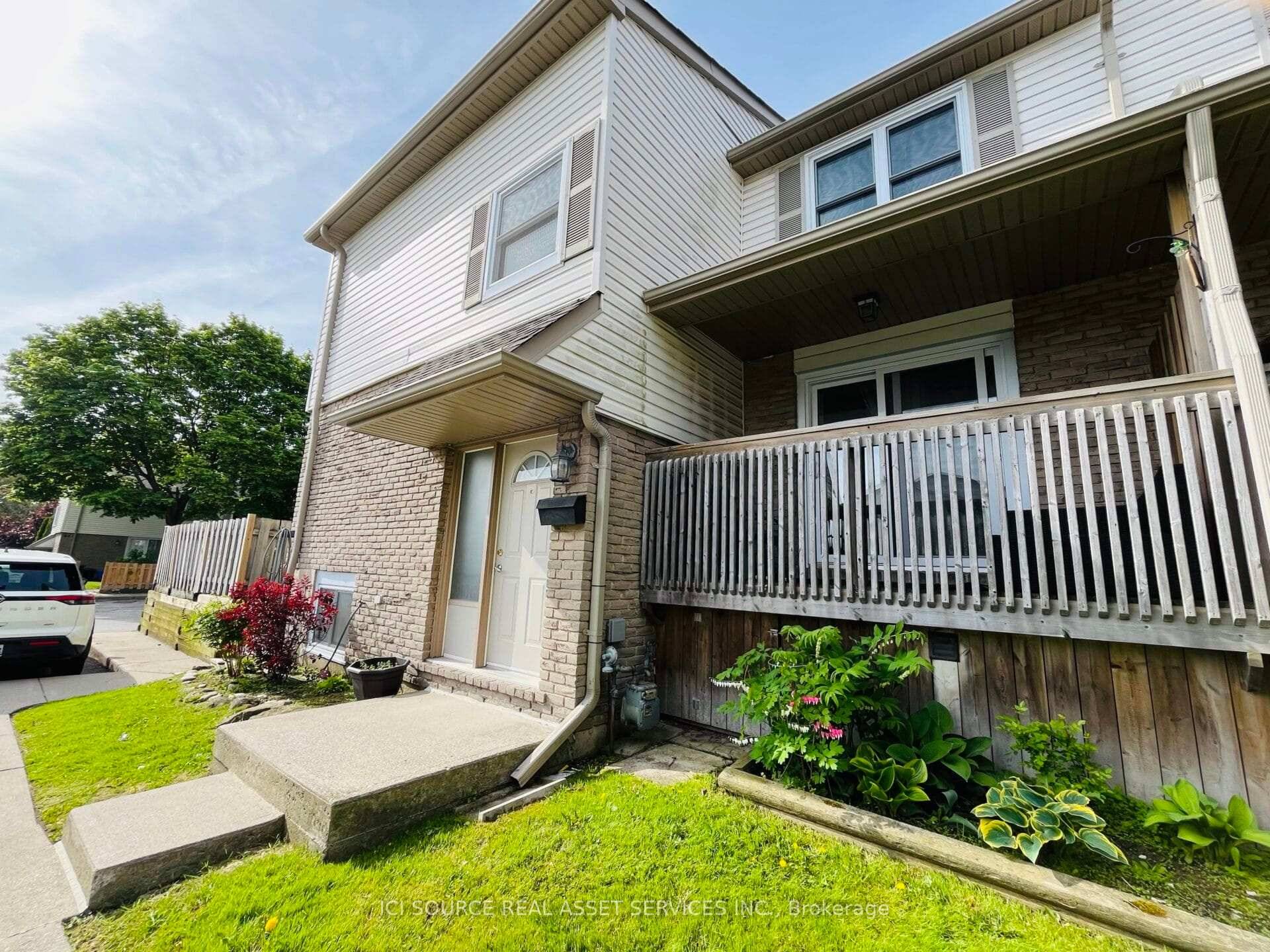 Welcome to a friendly neighbourhood with a well maintained 3 1 bedroom, 1.