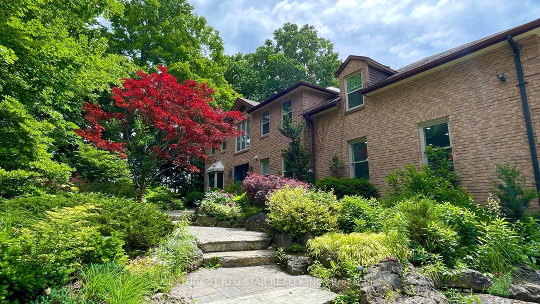 Experience the very best in one of the Caledon's most desirable neighbourhoods.