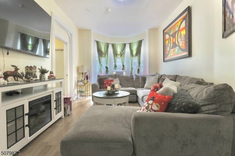 Welcome to this charming townhouse located in the heart of Newark City.