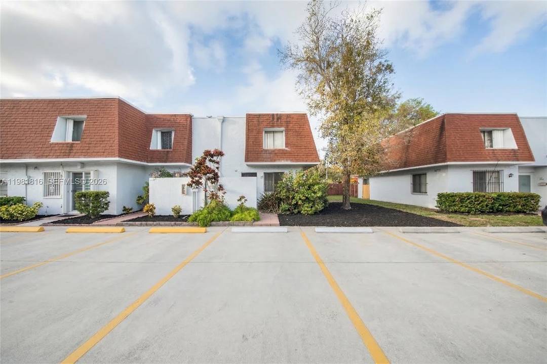 Discover this charming 2 bedroom, 1 bathroom corner unit offering comfort and convenience.