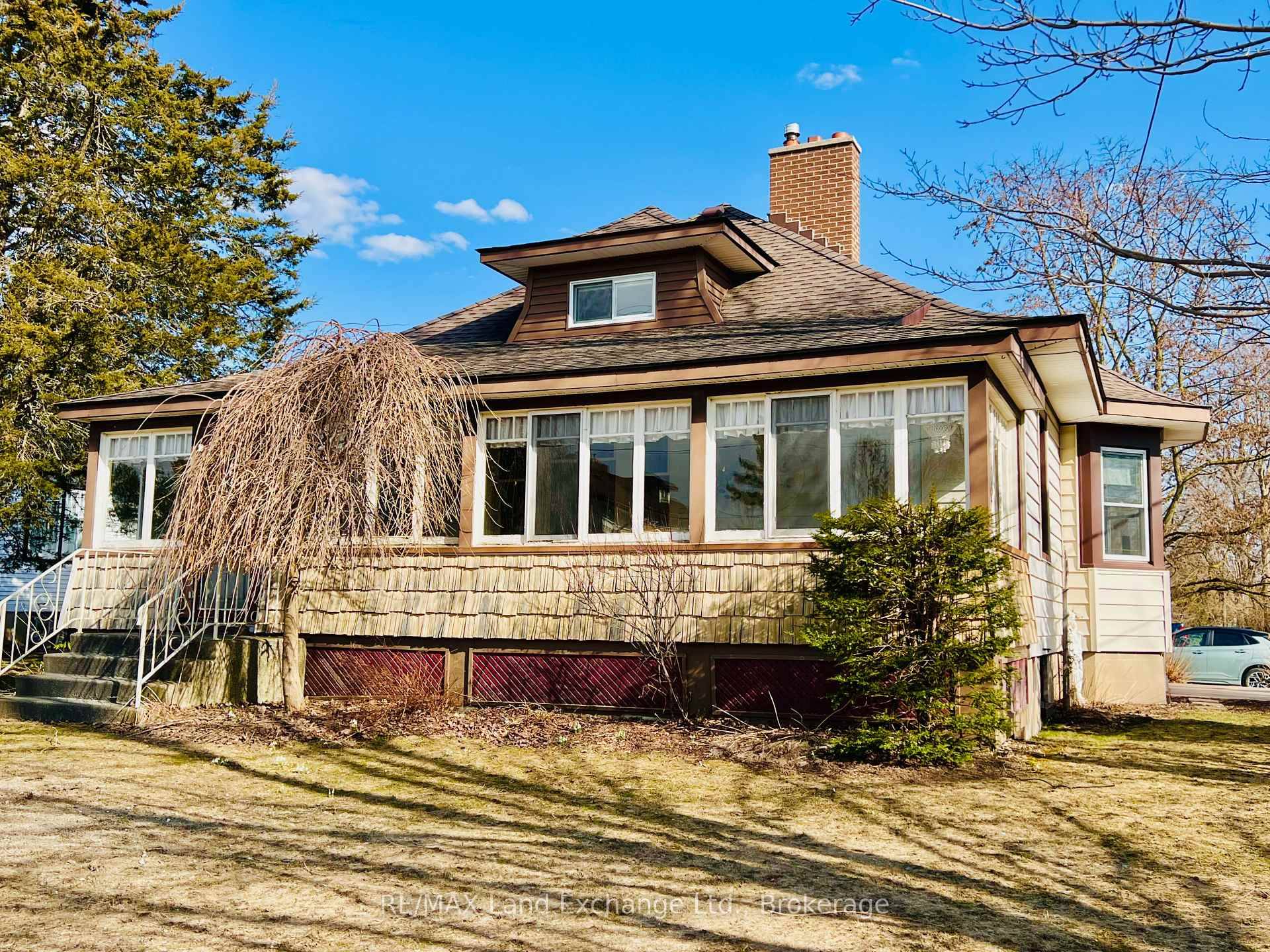 This delightful 3 bedroom, 1 bath Craftsman style home beautifully blends vintage charm with modern updates.