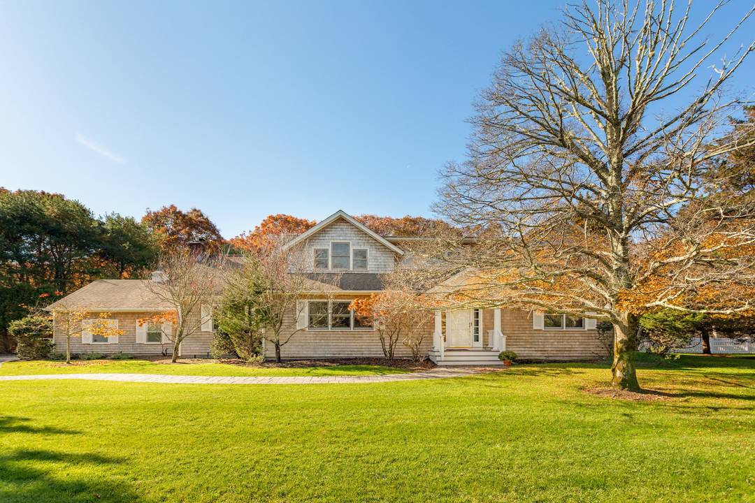 Stunning Southampton Traditional 4 Bedroom Home!