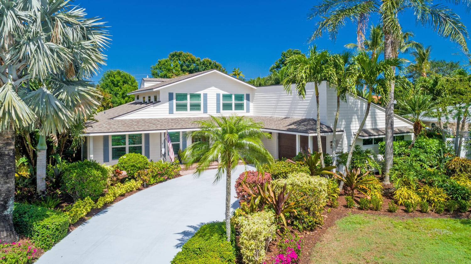 Sewall's Point, Motivated owners will look at all offers for this charming family home, located on a kid friendly tree lined street, beautifully updated and is ready for you to ...