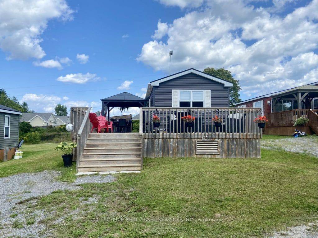 A 2017 two bedroom cottage with an expansive back yard is the perfect family summer destination !