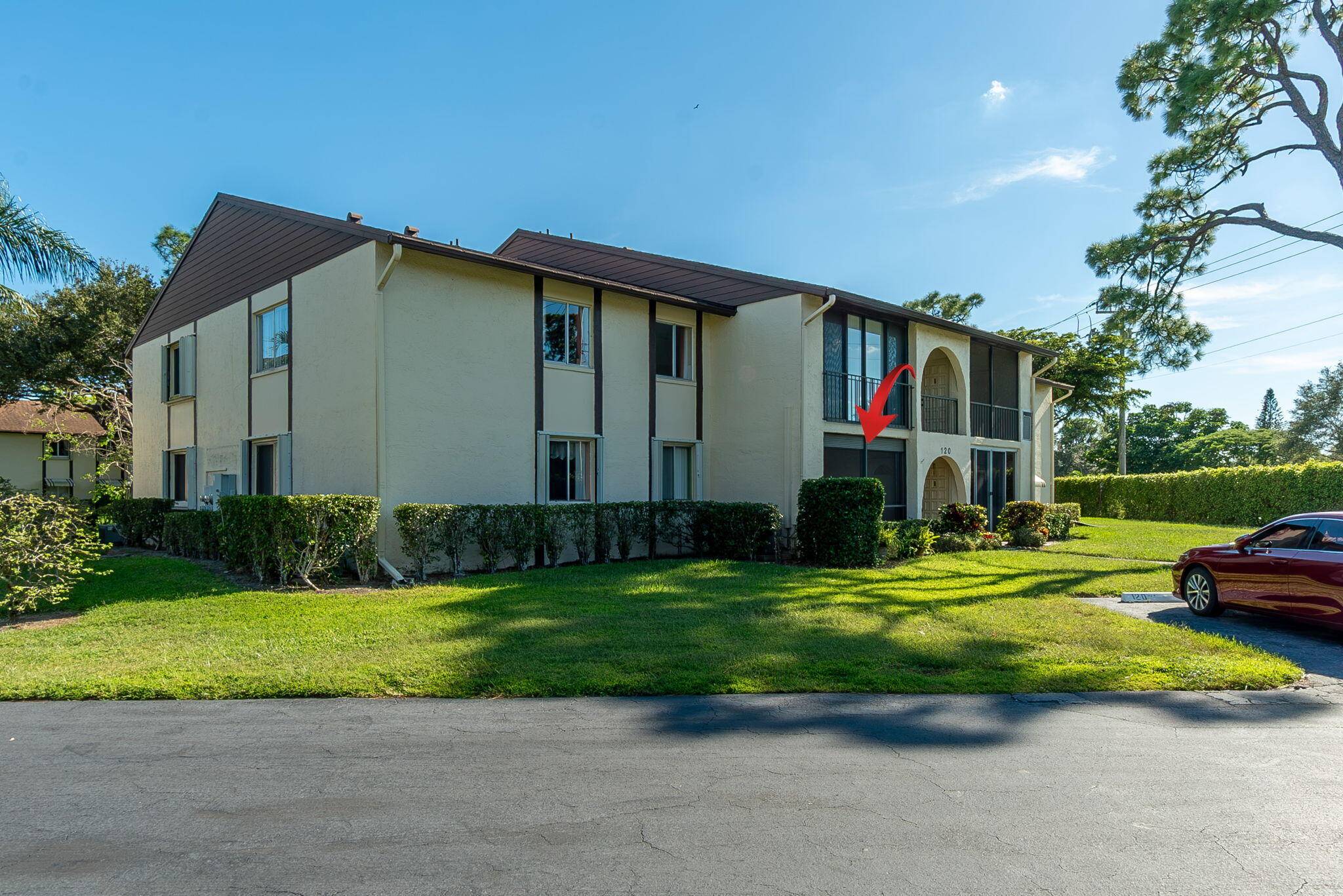 This a lovely very well maintained 1st floor 2 2 condo.