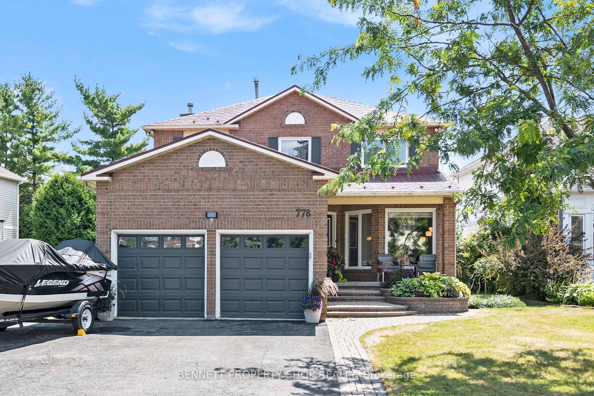 This sophisticated home is sure to impress, and its spacious foyer with circular hardwood staircase is a great start !