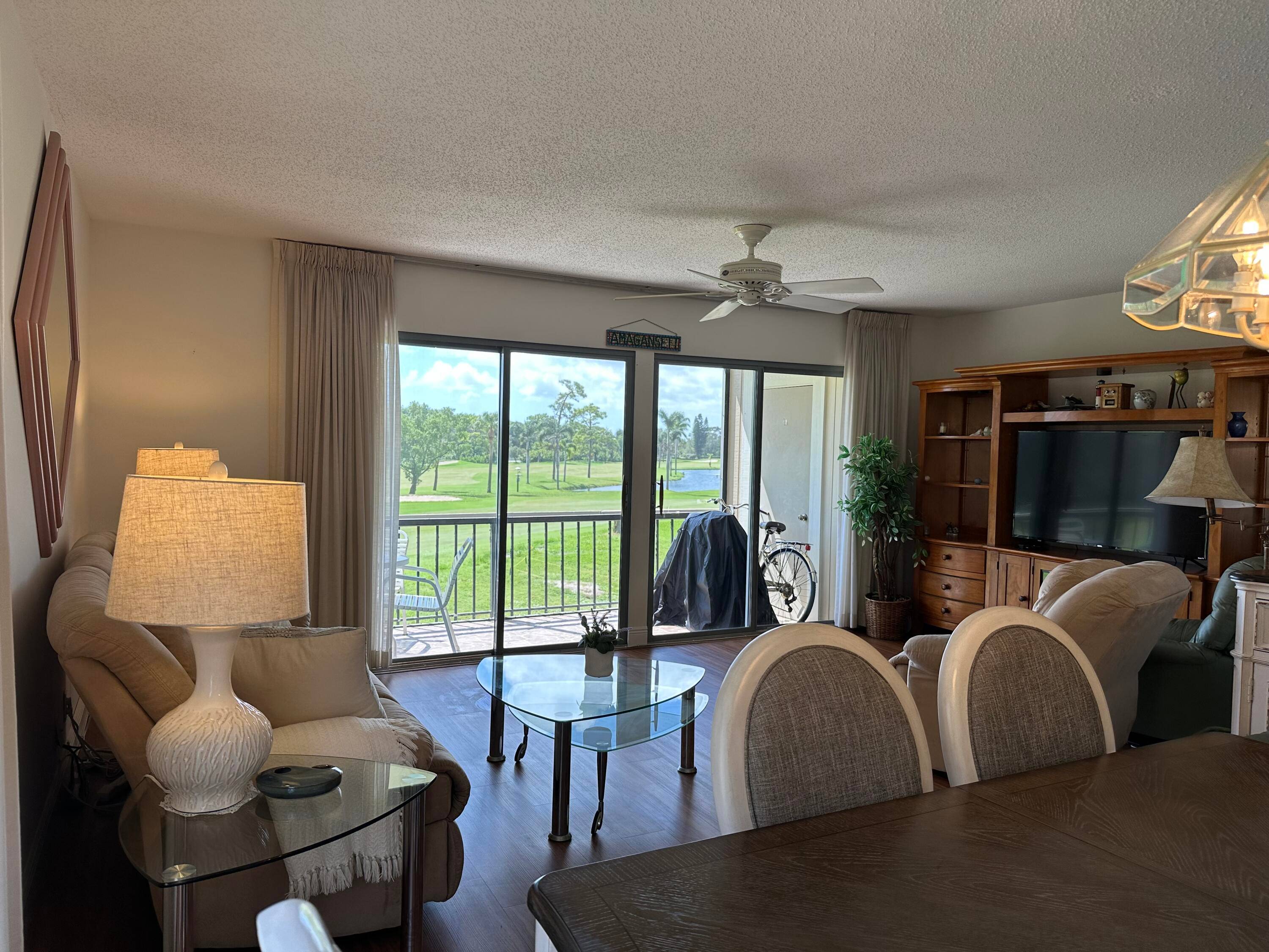 Welcome to luxury living at Riverbend Country Club !