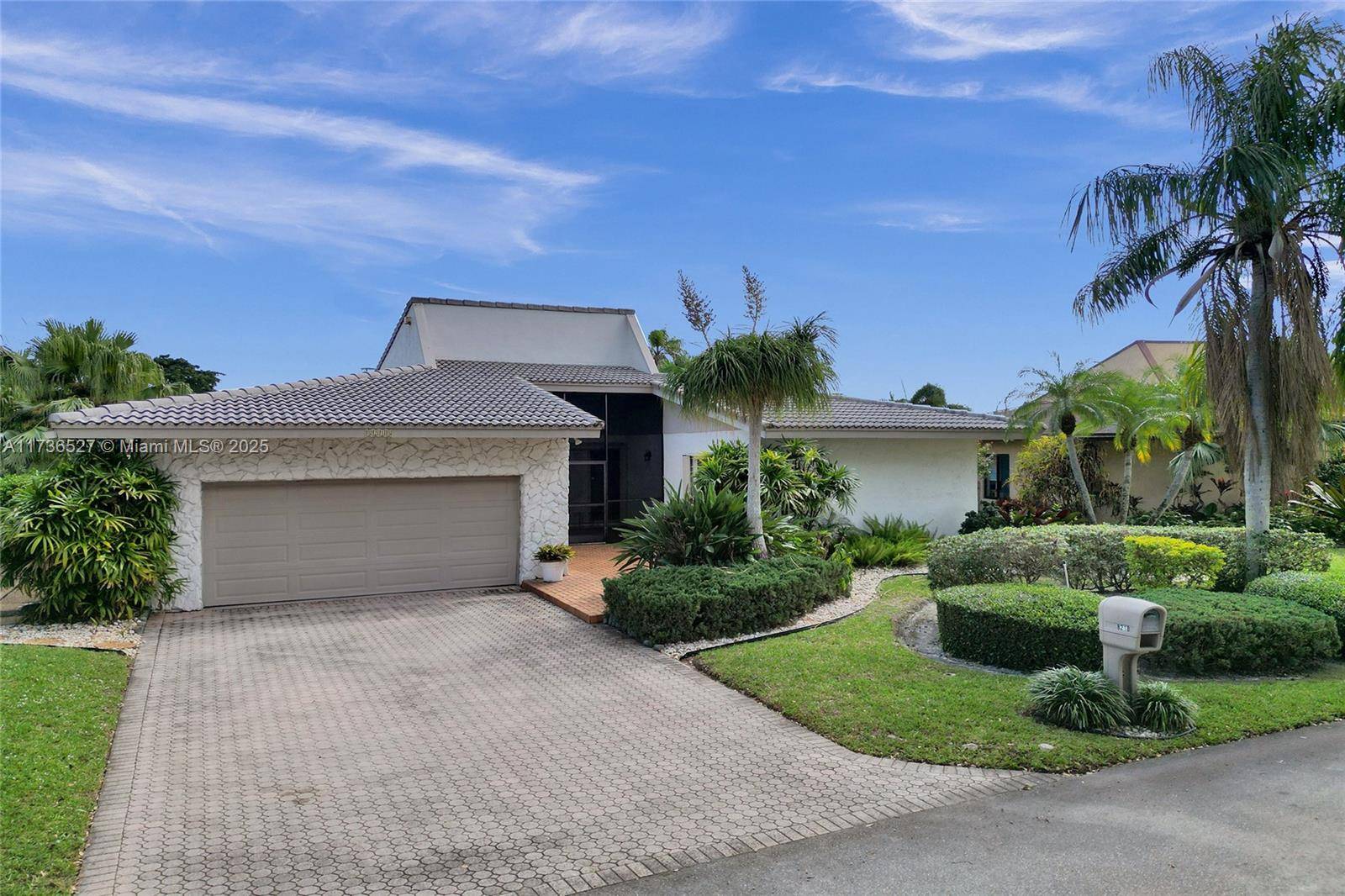 Step into this beautiful 3 bed, 2 bath home in Woodmont s Lakeview community, where vaulted ceilings and a split bedroom floor plan create an open, airy feel.