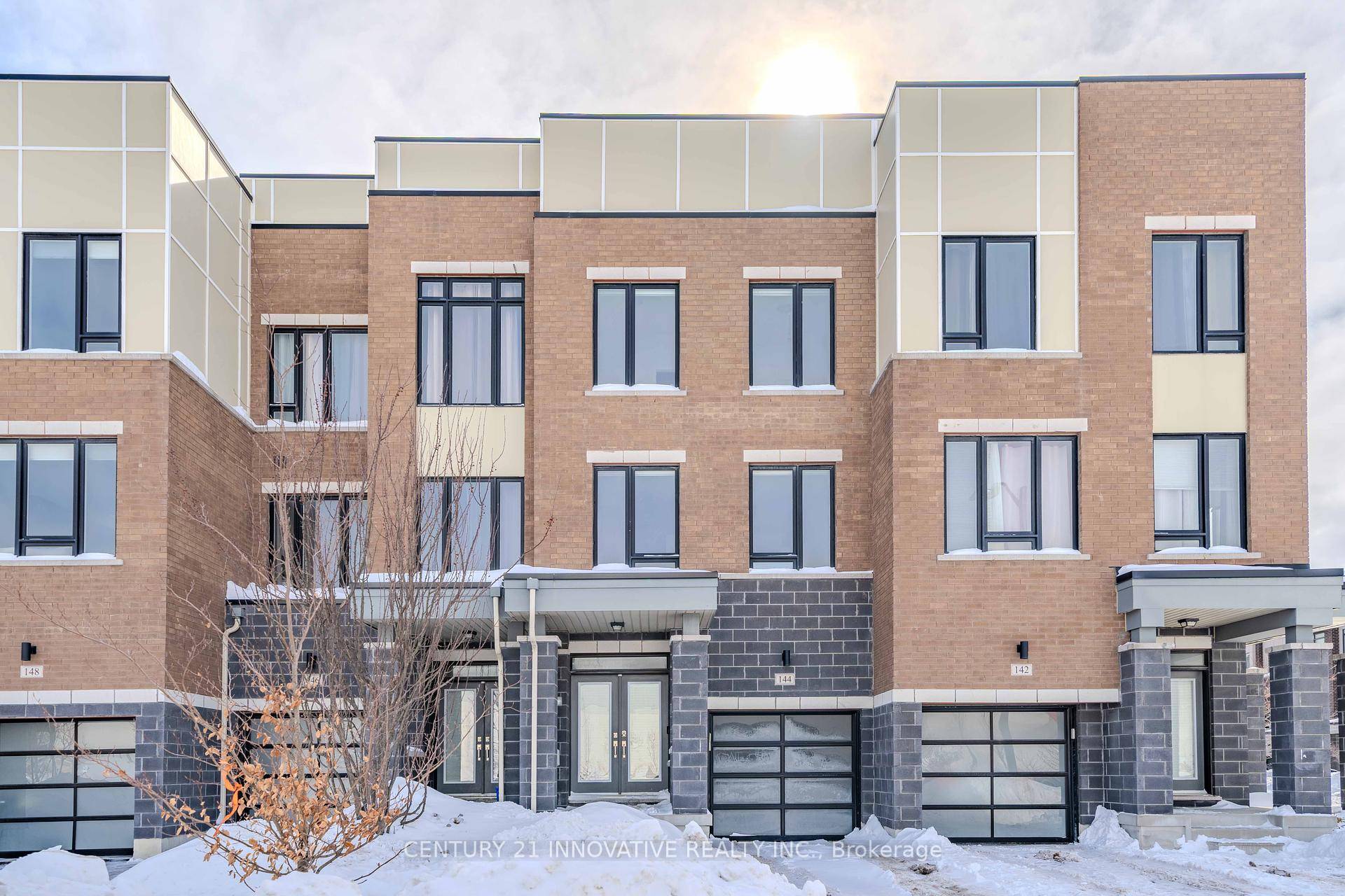 Charming Freehold Townhome in Vaughan Walk to Maple GO !