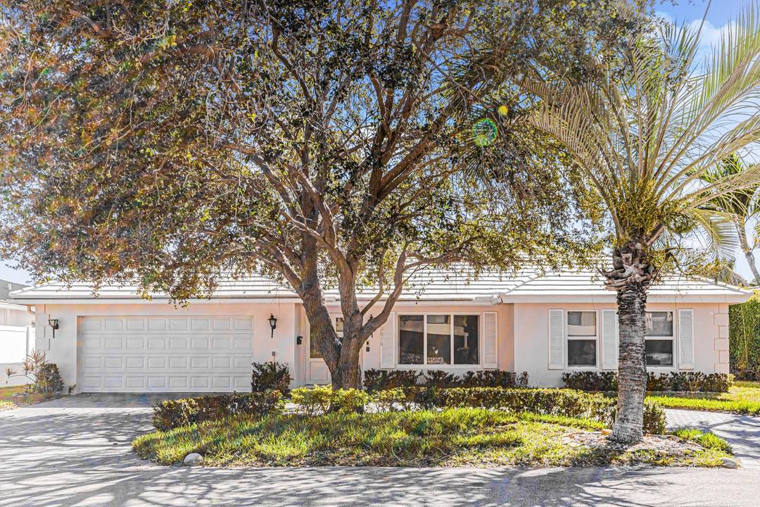 EXPERIENCE TRUE SOUTH FLORIDA LUXURY IN THIS STUNNING WATERFRONT HOME IN FT LAUDERDALE S PRESTIGIOUS LAKE ESTATES.