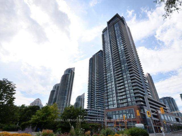 Bright amp ; Sunny 1 BR Westlake Condo, Open Concept Kitchen Dining amp ; Living Area, Laminate Flooring, SS Appliances, 9 Ft Ceilings.