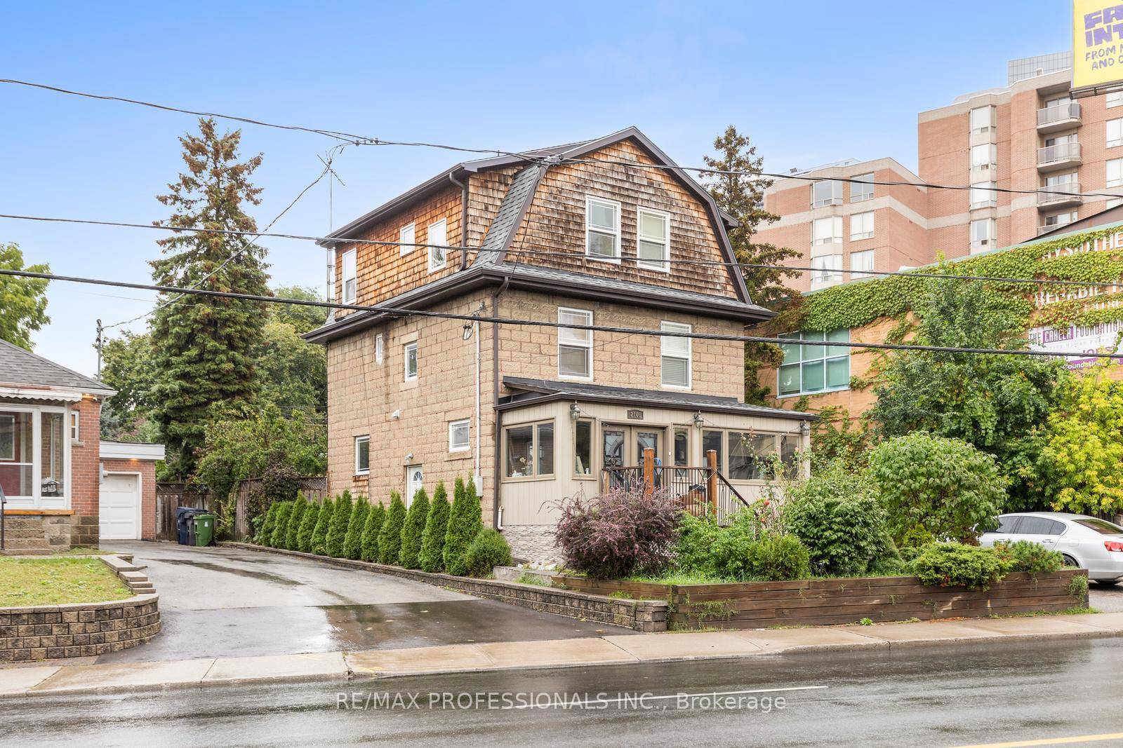 Welcome to 2106 Lawrence Ave, where youll find a charming studio apartment that perfectly blends comfort and convenience.
