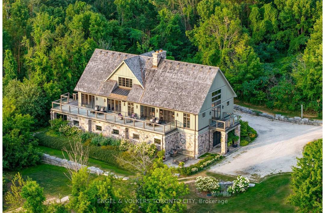 TALLY HO ! A LANDMARK ESTATE RICH IN HISTORY Once a bustling stagecoach stop in the 1850s, Tally Ho has evolved over the past 30 years into one of the ...