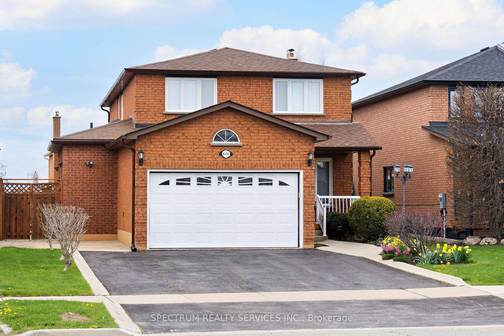 Welcome to this beautifully maintained approx.