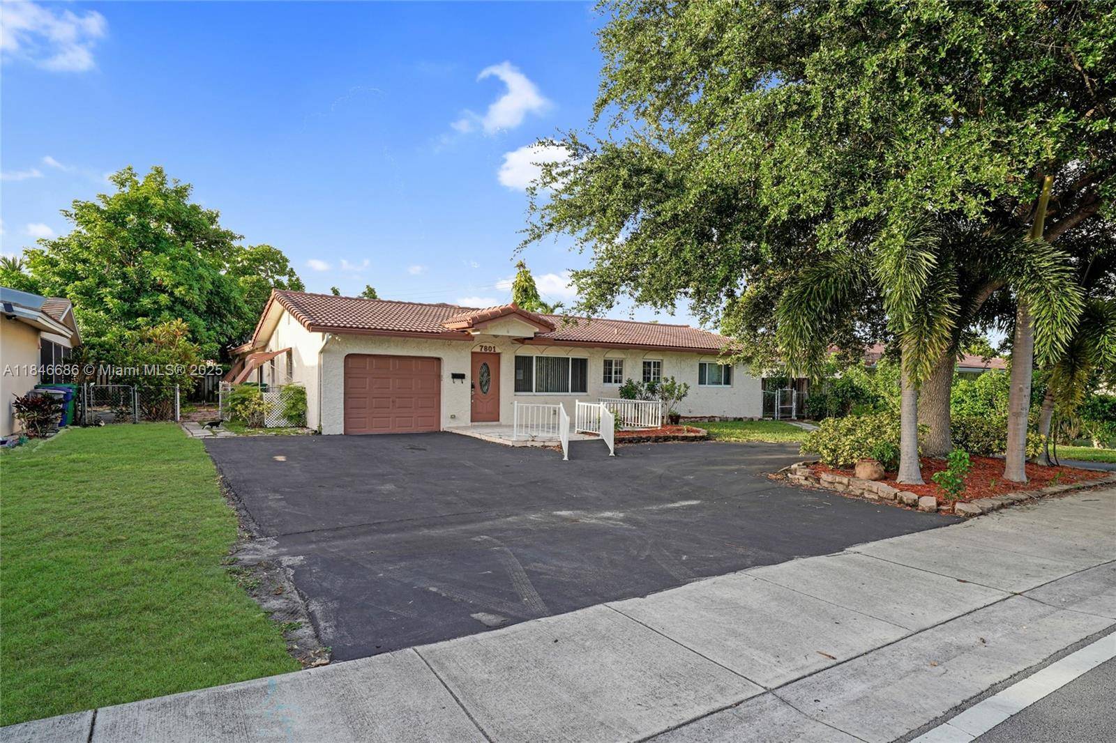 Spacious 4 Bedroom, 3. 5 Bath Home in Coral Springs No HOA !