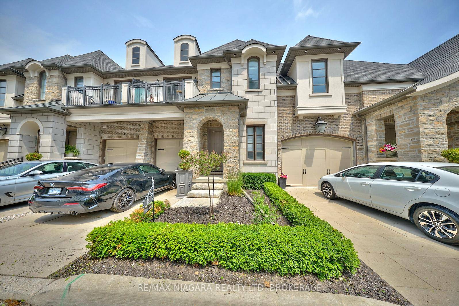 Welcome to a beautifully appointed, two storey townhouse built by the renowned builder Pinewood Homes, with 2 bedrooms, 2.