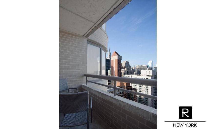 Beautifully flooded with natural light, is a stunning water and city view home in this luxury building !