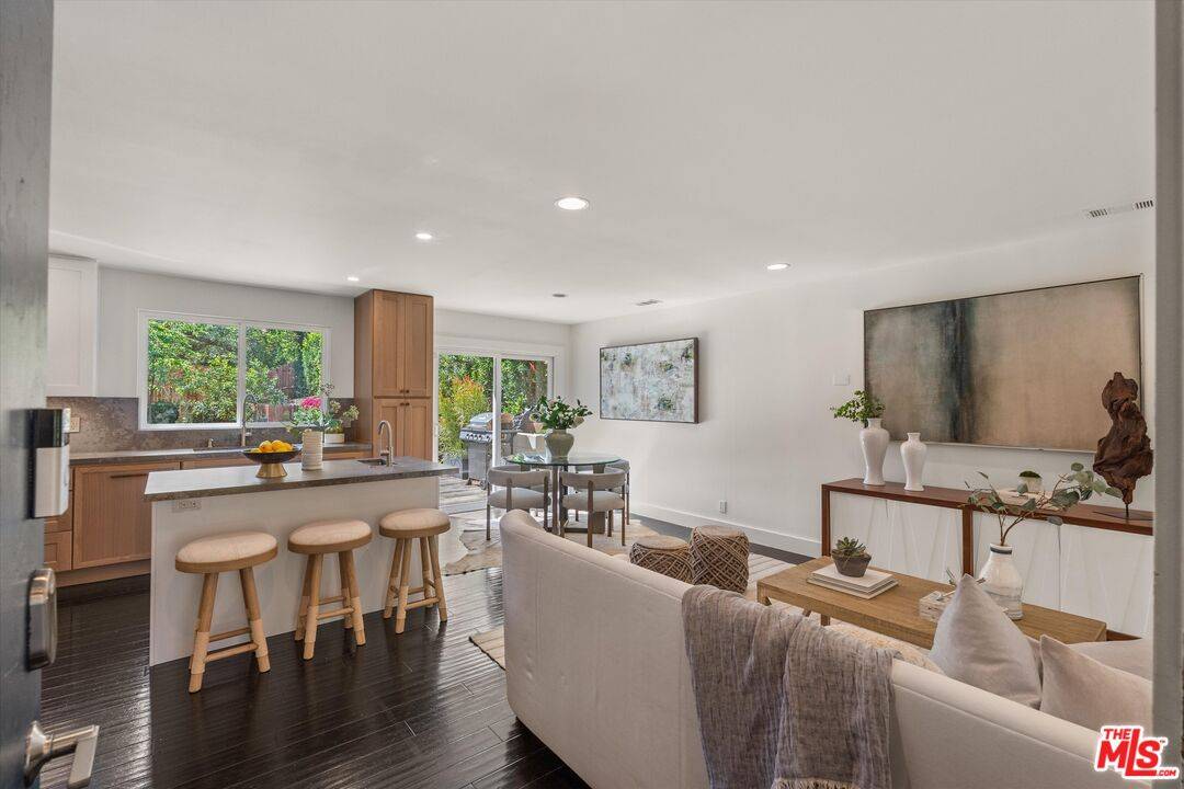 3126   Oakcrest Dr 3.0 Hollywood Hills East LA