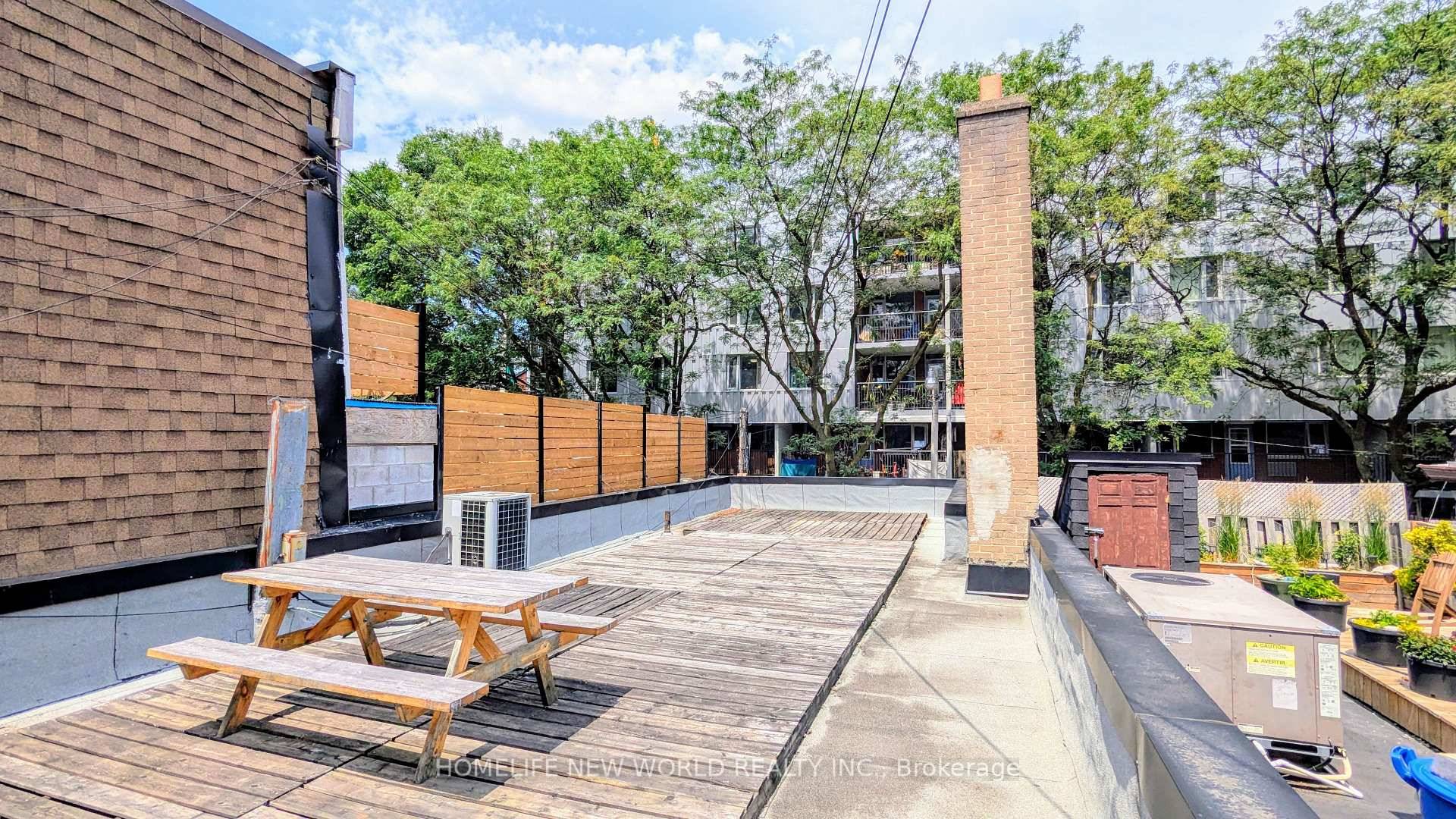 Charming 3rd floor apartment near Queen amp ; Spadina.