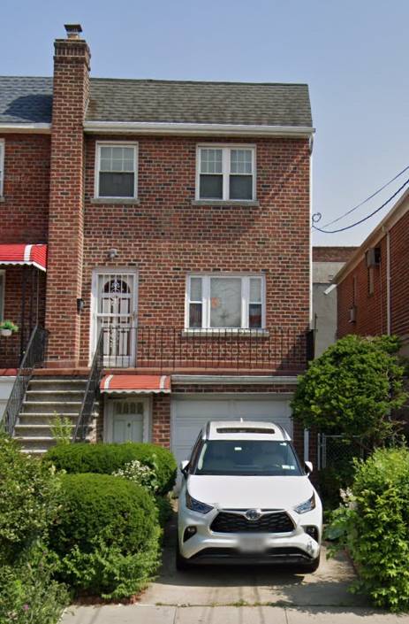 Fantastic Two Family Opportunity in the Heart of Morris Park Welcome to 928 Rhinelander Avenue, a well maintained two family home nestled in Morris Park.