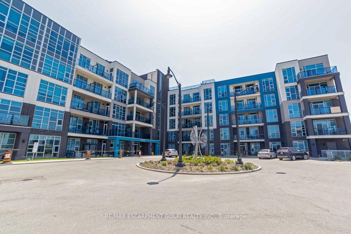 Experience modern coastal living in this captivating 1 1 bedroom 'Delano' model condo in the sought after AquaBlu residence, nestled in the heart of Grimsby on the Lake.