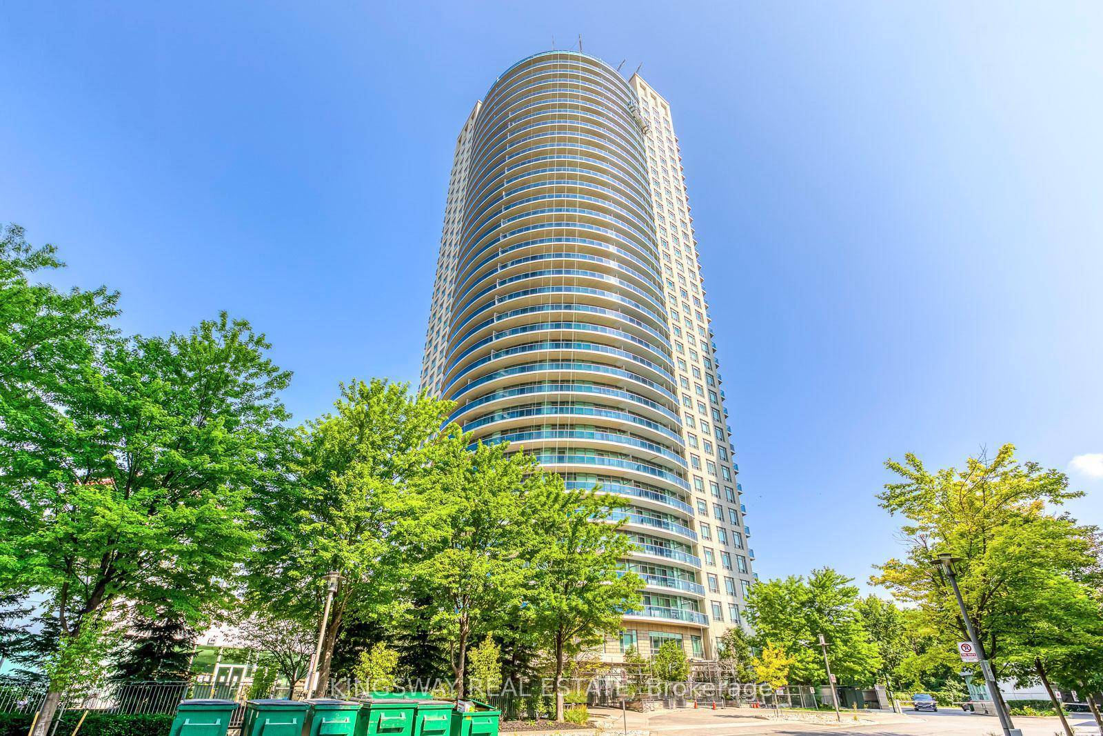 Bright and spacious lower penthouse condo, boasting 990 square feet of luxurious living space.